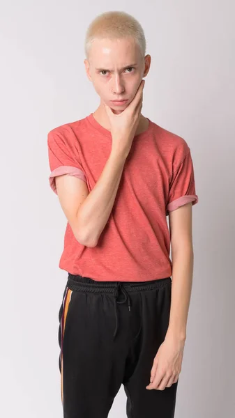 Fiatal jóképű androgün férfi gondolkodás portréja — Stock Fotó