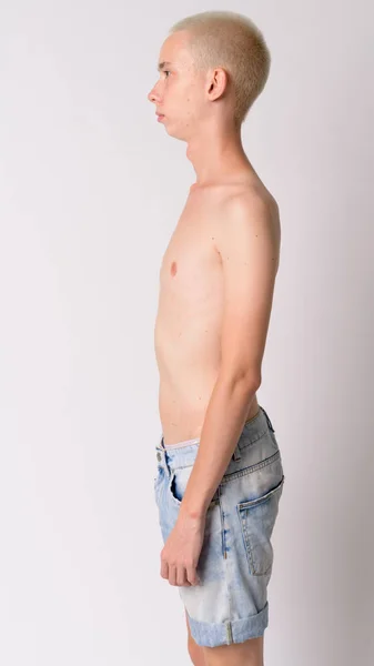Профиль молодого красивого андрогинного мужчины без рубашки — стоковое фото