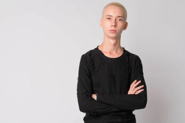 Porträtt av ung stilig androgyna man med armarna korsade — Stockfoto