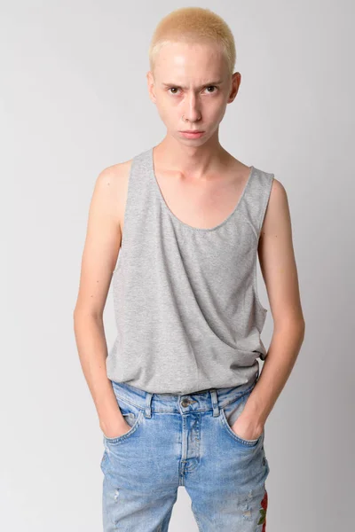 Az orr-gyűrű fiatalember komoly androgün portréja — Stock Fotó