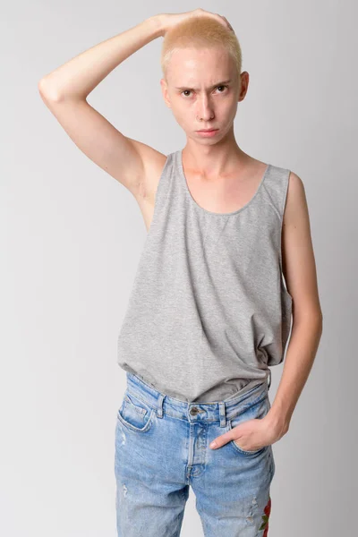 Porträt eines jungen hübschen androgynen Mannes, der den Kopf berührt — Stockfoto