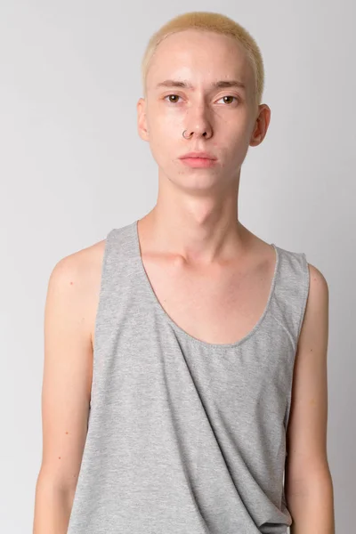 Portré, fiatal csinos androgün férfi orr-gyűrű — Stock Fotó
