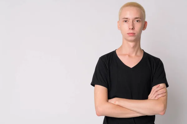 Portrait de jeune homme androgyne beau avec les bras croisés — Photo