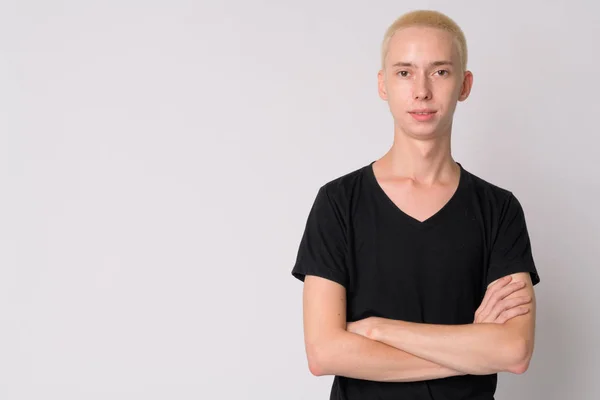 Portrait de jeune homme androgyne heureux souriant avec les bras croisés — Photo