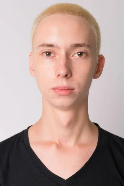 Gezicht van de jonge knappe man van de androgyne met neusring — Stockfoto