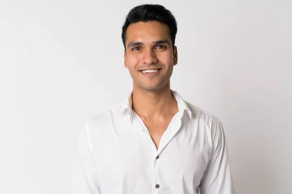 Retrato de feliz jovem bonito indiano homem sorrindo — Fotografia de Stock