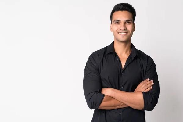 Retrato del joven empresario indio feliz sonriendo con los brazos cruzados —  Fotos de Stock