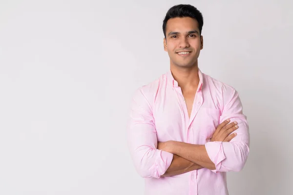 Ritratto di giovane uomo d'affari indiano felice sorridente con le braccia incrociate — Foto Stock