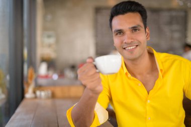 Pencerenin coffee shop kahve içme mutlu Hint delikanlı