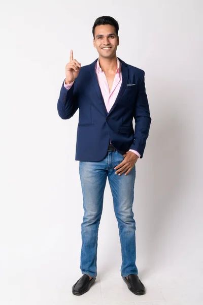Full body shot di felice giovane uomo d'affari indiano in giacca e cravatta che punta in alto — Foto Stock