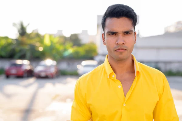Joven hombre indio guapo en las calles al aire libre — Foto de Stock