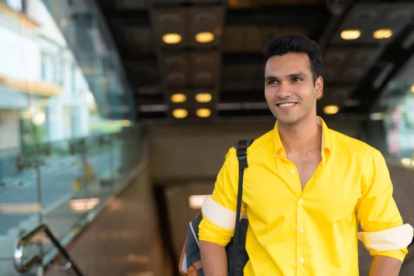 Giovane uomo indiano felice pensando alla stazione della metropolitana — Foto Stock