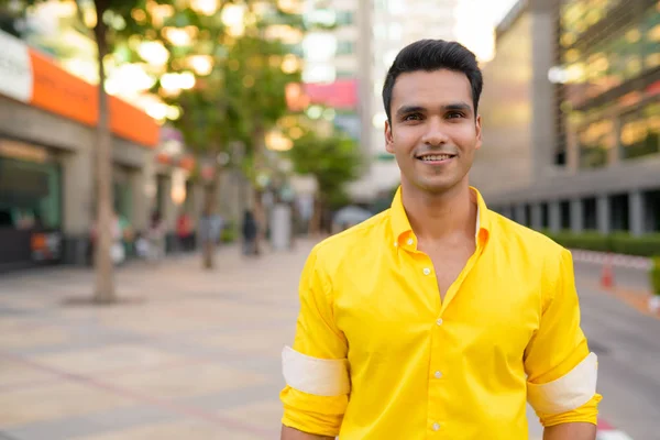 Boldog indiai fiatalember mosolygott a város utcáin szabadban — Stock Fotó
