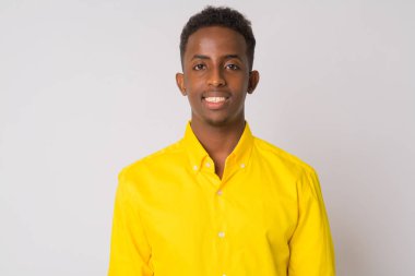 Sarı gömlek gülümseyen mutlu genç Afrika işadamı