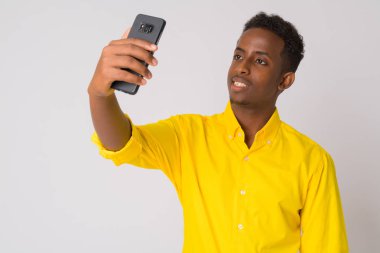 Sarı gömlek selfie alarak ile mutlu genç Afrika iş adamı