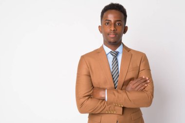 Kollarını kavuşturmuş genç Afrikalı iş adamının portresi
