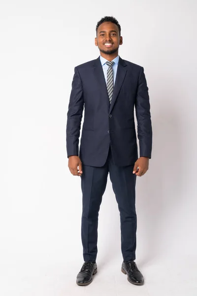 Full body shot de feliz joven empresario africano en traje sonriente —  Fotos de Stock