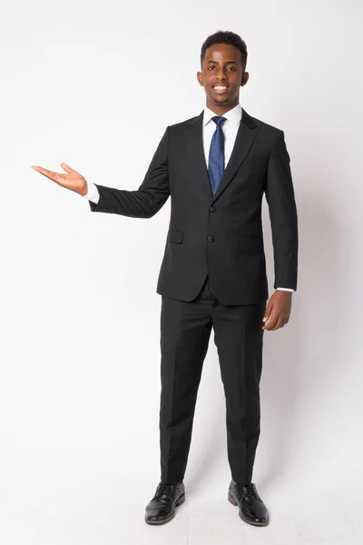 Bote de cuerpo completo de joven empresario africano feliz en traje — Foto de Stock