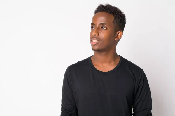 Retrato de jovem africano feliz com o cabelo afro pensando — Fotografia de Stock