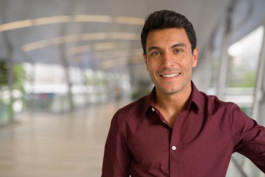 Mutlu İspanyol işadamı yaya köprüsü üzerinde gülümseyen yüzü