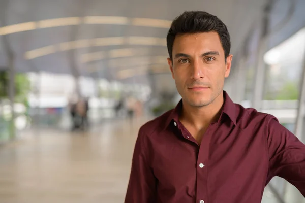 Обличчя красивий іспаномовні бізнесмен на на місток — стокове фото