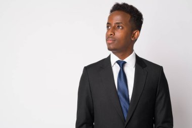 Takım elbise düşüncesinde genç Afrika işadamı portresi