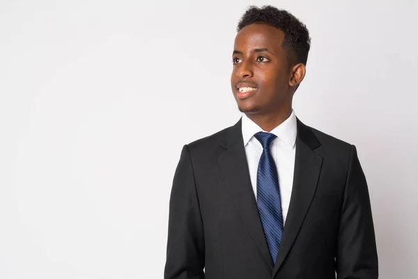 Ritratto di giovane uomo d'affari africano felice in giacca e cravatta — Foto Stock