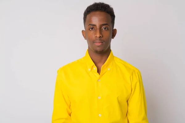 Retrato de un joven empresario africano con camisa amarilla — Foto de Stock