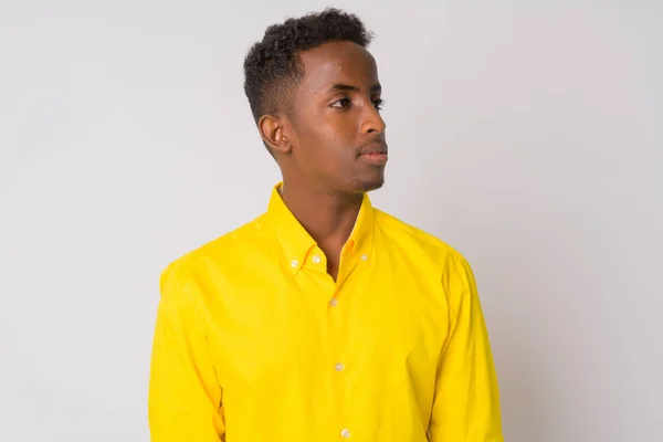 Mladí africké podnikatel s žlutou košili myšlení — Stock fotografie