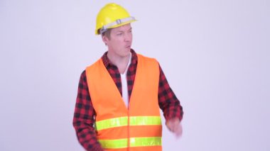 Mutlu genç adam inşaat işçisi eller alkışlar