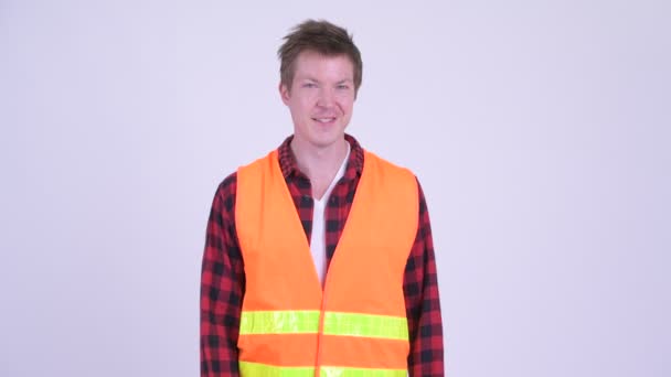 Jovem homem feliz trabalhador da construção dando polegares para cima — Vídeo de Stock