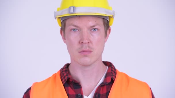 Gesicht eines glücklichen jungen Mannes Bauarbeiter lächelt — Stockvideo