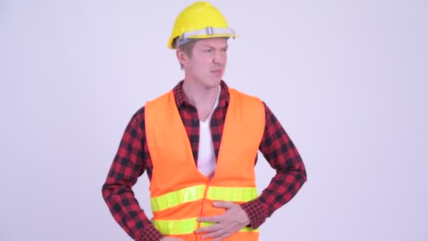 Gestresster junger Bauarbeiter hat Bauchschmerzen — Stockvideo