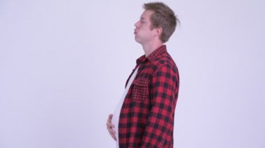 Büyük göbek yürüyüş ile genç şişman hipster adam profil görünümü