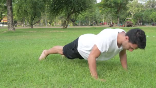 Ung vacker Hispanic man gör push i parken utomhus — Stockvideo