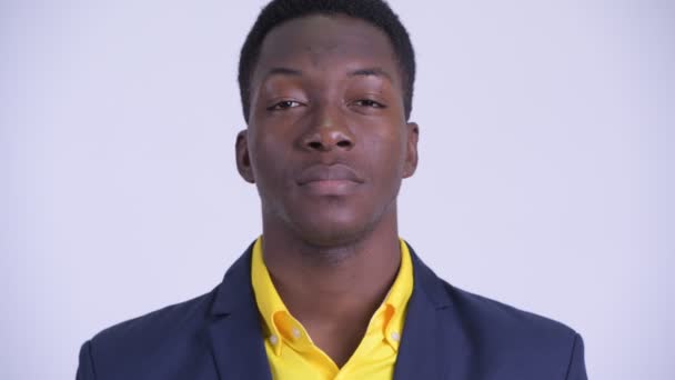 Rostro de joven hombre de negocios africano guapo en traje — Vídeo de stock
