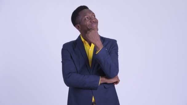 Jonge gelukkige Afrikaanse zakenman in kostuum het denken — Stockvideo