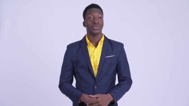 Joven empresario africano feliz en traje explicando algo — Vídeo de stock