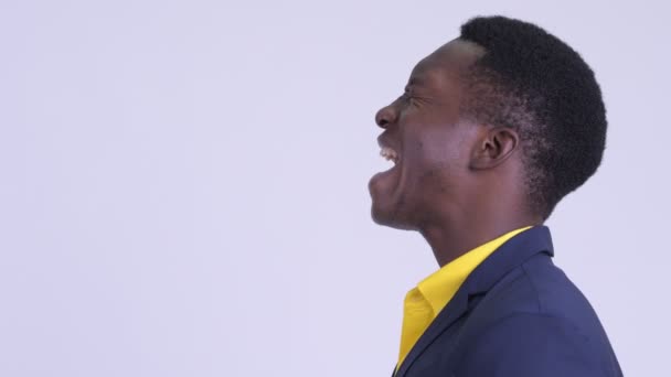 Closeup profil kilátás dühös fiatal afrikai üzletember kiabálva — Stock videók