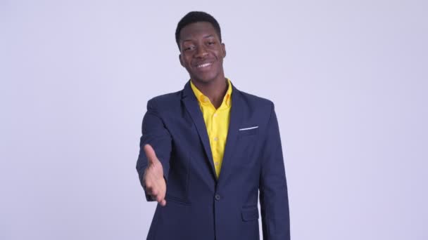 Mladý šťastný africký podnikatel dává handshake — Stock video