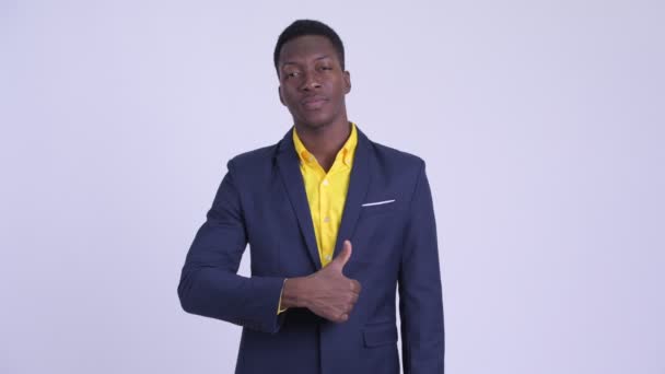 Jonge gelukkig Afrikaanse zakenman geven duimen omhoog — Stockvideo