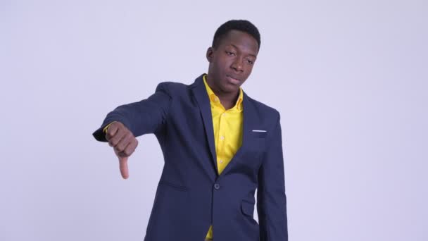 Jonge trieste Afrikaanse zakenman geven thumbs down — Stockvideo
