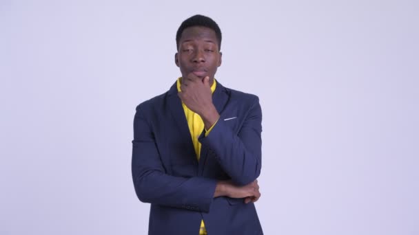 Joven empresario africano estresado recibiendo malas noticias — Vídeos de Stock