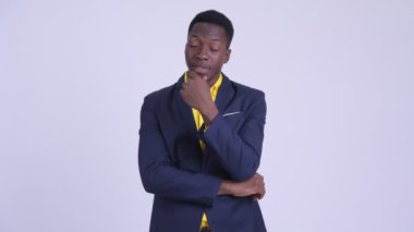 Konuşan genç Afrika işadamı üzgün görünümlü vurguladı