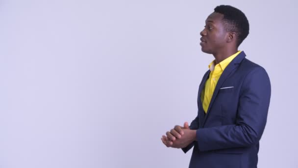 Joven empresario africano feliz presentando algo a un lado — Vídeo de stock