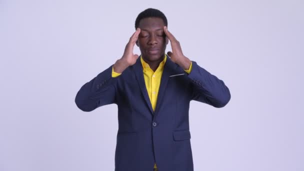 Jonge beklemtoonde Afrikaanse zakenman die hoofdpijn heeft — Stockvideo