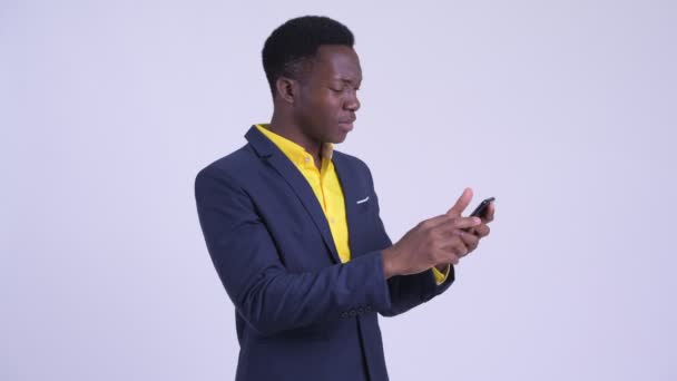 Joven empresario africano estresado usando el teléfono y recibiendo malas noticias — Vídeos de Stock