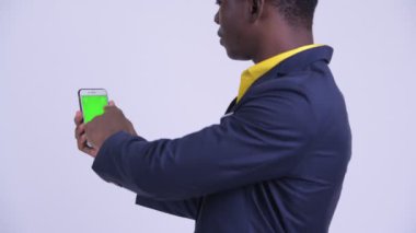Telefonunuzun ve genç Afrika işadamı arkadan görünüş