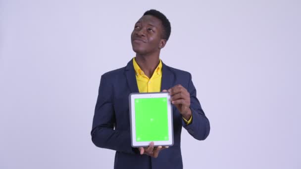 年轻快乐的非洲商人一边思考, 一边展示数字平板电脑 — 图库视频影像