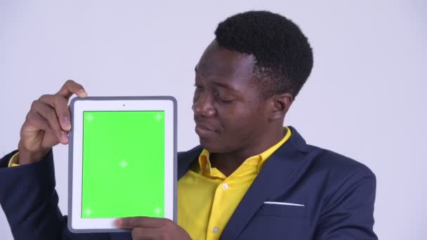 Yüz genç mutlu Afrika işadamı gösteren dijital Tablet — Stok video